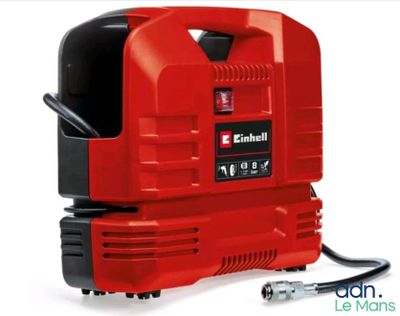 un compresseur d'air portable rouge muni d'un tuyau