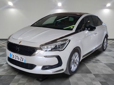 la voiture blanche est garée sur le sol à carreaux d'un garage
