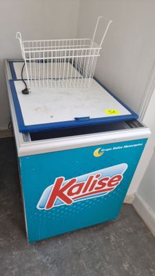 une photo d'un petit réfrigérateur surmonté d'un panier