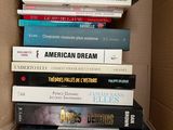 plusieurs livres empilés dans une boîte