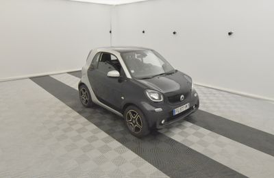 une petite voiture garée dans un garage