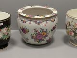 trois vases posés l'un à côté de l'autre sur une table