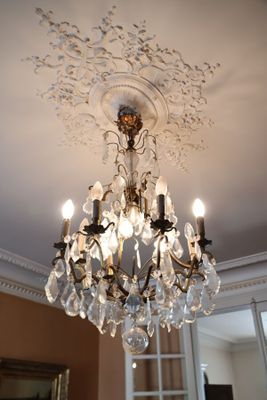 un lustre suspendu au plafond d'une pièce