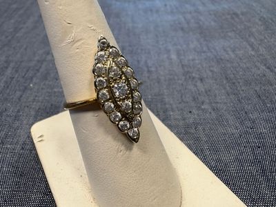 une photo d'une bague en diamant posée sur un présentoir à bagues