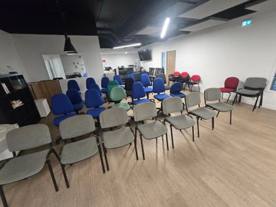 une pièce vide, avec des chaises et des tables à l'intérieur