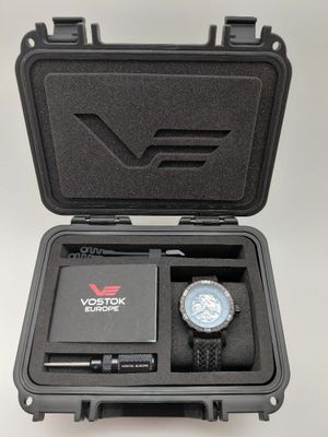 un étui noir contenant une montre