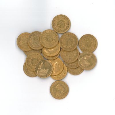 une pile de pièces d'or sur une surface blanche