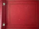un étui en cuir rouge orné de boutons argentés
