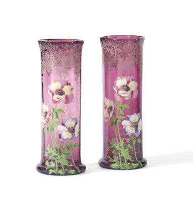 deux vases sur lesquels sont peints des fleurs sur fond blanc