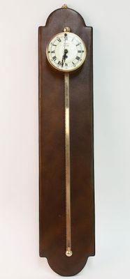 une horloge accrochée au mur
