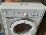 une machine à laver et un sèche-linge posés à même le sol