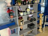 une pièce dont l'un des murs est bleu et où se trouve une étagère sur laquelle sont posés divers objets