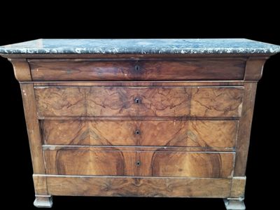 Commode Louis-Philippe à doucine ouvrant par quatre tiroirs.