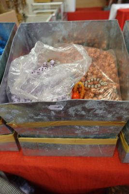 une boîte de nourriture posée sur une table