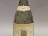 une bouteille de vin posée sur une table