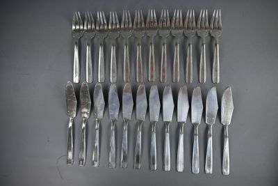 toutes ces fourchettes et ces couteaux qui sont posés sur la table
