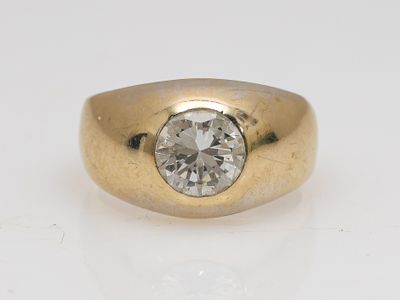 Gros plan sur une bague en or ornée d'un diamant
