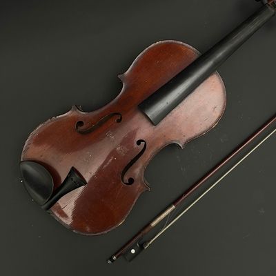 un violon et un archet posés sur une table