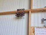 un mur sur lequel sont accrochées plusieurs vis