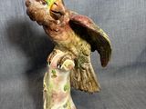 une figurine représentant un oiseau perché sur une souche d'arbre
