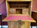 un vieux bureau en bois avec des tiroirs et des tiroirs sur le dessus