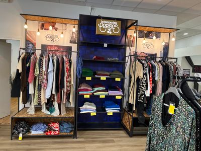 un magasin de vêtements où les articles sont exposés dans la boutique