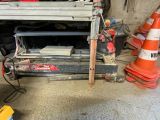 une image d'un établi dans un garage