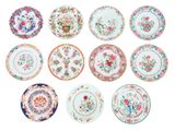un gros plan sur un lot d'assiettes ornées de motifs variés