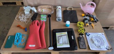 une table sur laquelle sont disposés divers objets