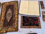 plusieurs tapis posés à même le sol et une chaise devant eux