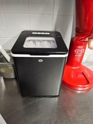 une poubelle noire et blanche à côté d'une poubelle rouge