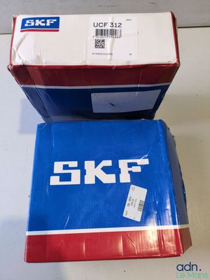 deux cartons de roulements à rouleaux coniques SKF posés sur une table