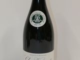 une bouteille de vin posée sur une table