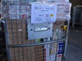 un chariot contenant de nombreux cartons dans un entrepôt