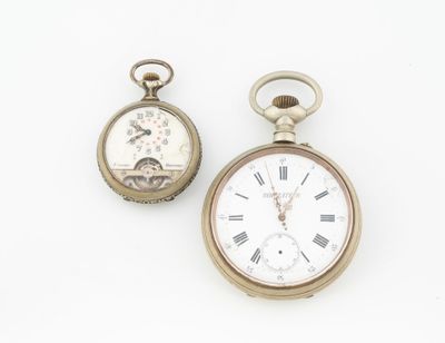deux montres de poche posées l'une à côté de l'autre sur une surface blanche