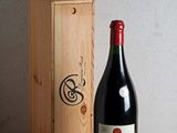 une bouteille de vin posée à côté d'une caisse en bois