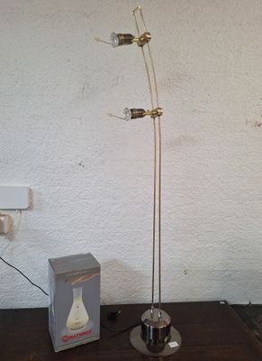 une lampe posée sur une table à côté d'une boîte