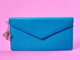 la pochette bleu clair est représentée sur un fond rose