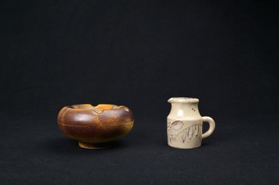 deux petits vases et un petit bol sur fond noir