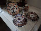une table avec beaucoup d'assiettes et de tasses