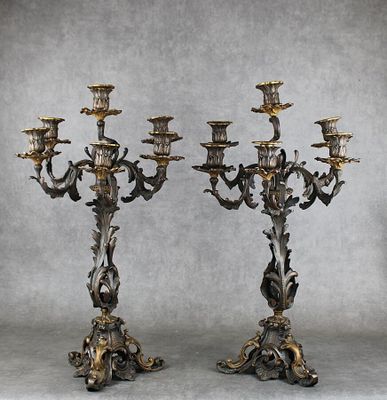 une paire de candélabres anciens en laiton ornés de fleurs et de feuilles