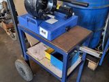 une machine posée sur un chariot dans un entrepôt
