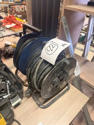 une photo d'une grande bobine de fil électrique