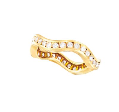 une image représentant une bague en or jaune sertie de diamants, sur fond blanc