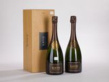 deux bouteilles de champagne et une boîte en bois