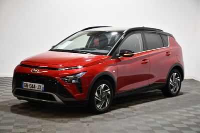 Une Toyota C-HR rouge est garée sur un sol à damier