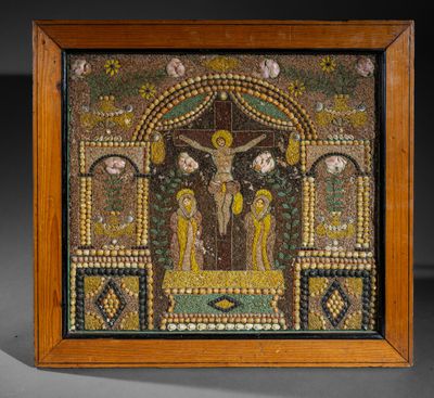 une petite mosaïque représentant Jésus sur la croix, dans un cadre en bois
