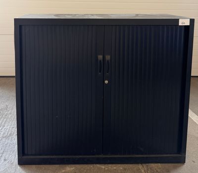 une photo d'une armoire noire dans un garage