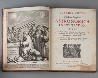 un livre ouvert sur lequel figure l'image d'un homme regardant dans un télescope