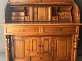 une vieille commode en bois avec des tiroirs et d'autres tiroirs posés dessus